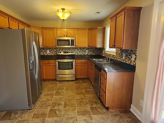 4th image of 610 Millbrooke Cir