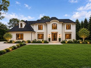 4 Woods End Rd, Dix Hills, NY 11746