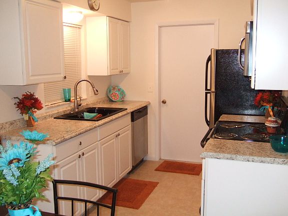 5th image of 11 Meadowdale St