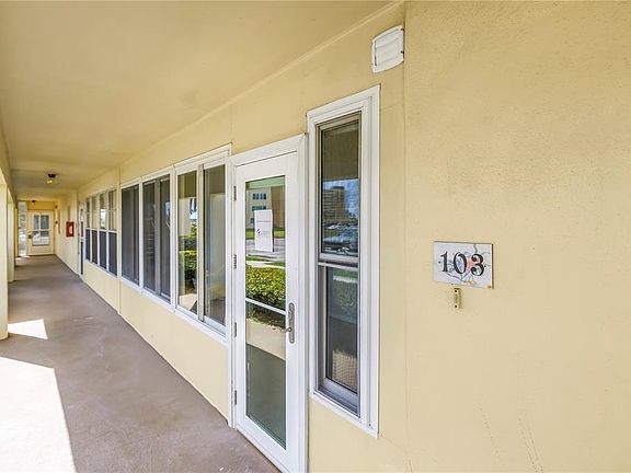 4th image of 4700 Cove Cir APT 103