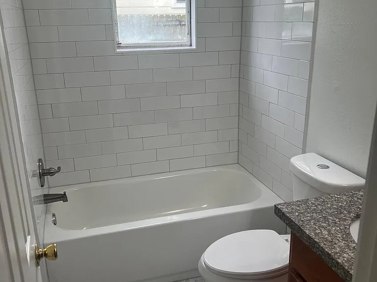 433 N Prieur St #4 — Photo 1