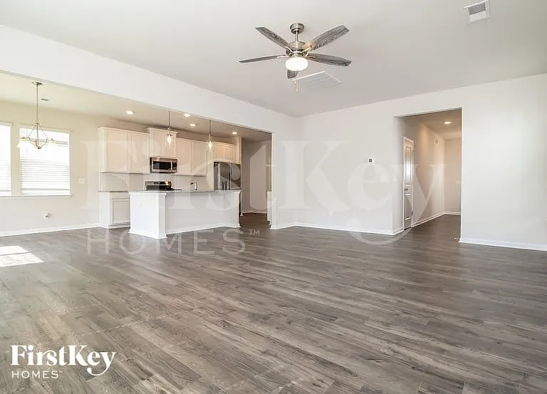 302 Ashborne Ln — Photo 3