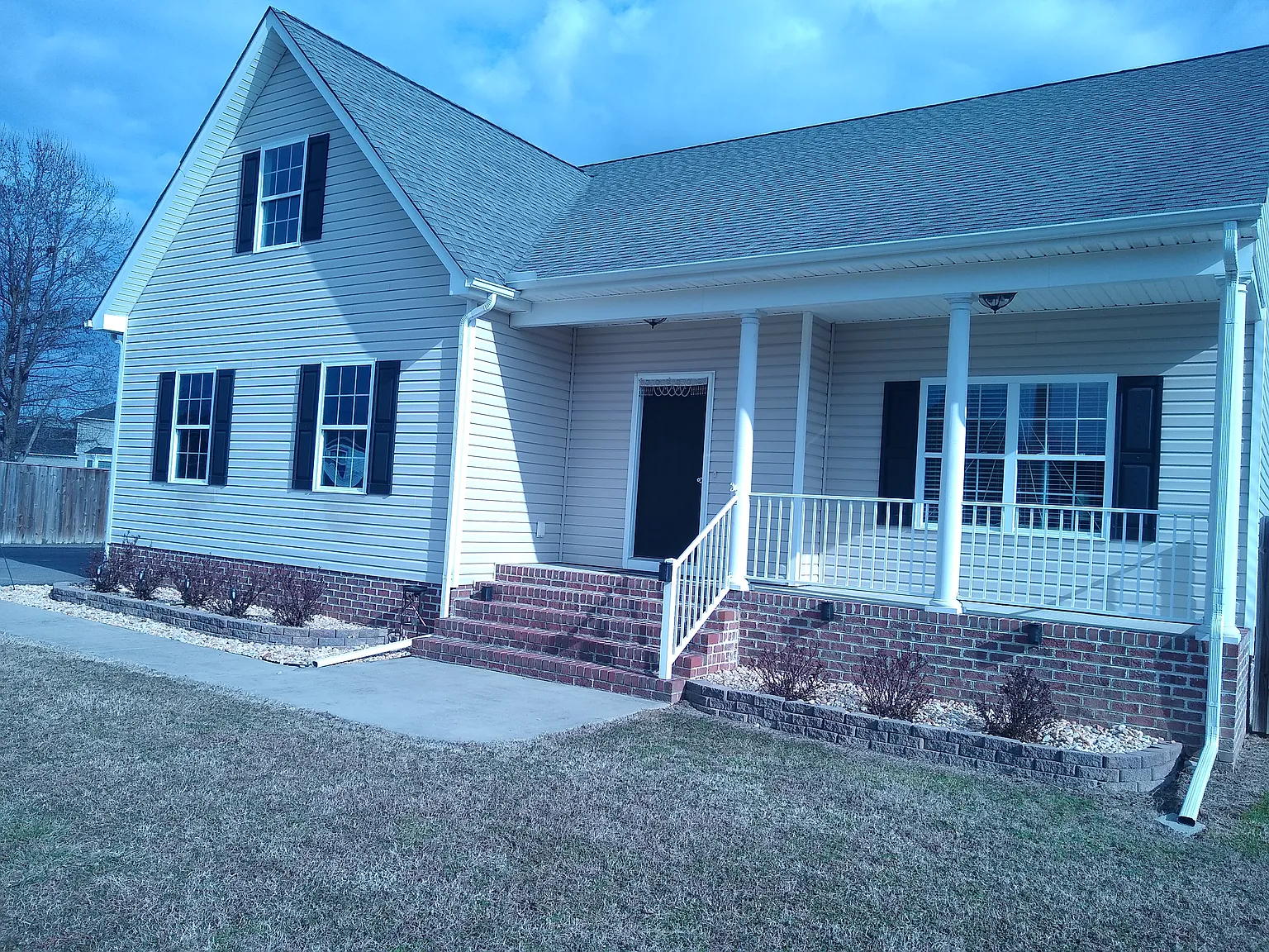 2 bed, 2390 sqft, $1,250 — Photo 1