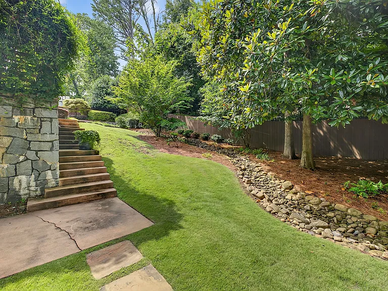 360 Elden Dr — Photo 36