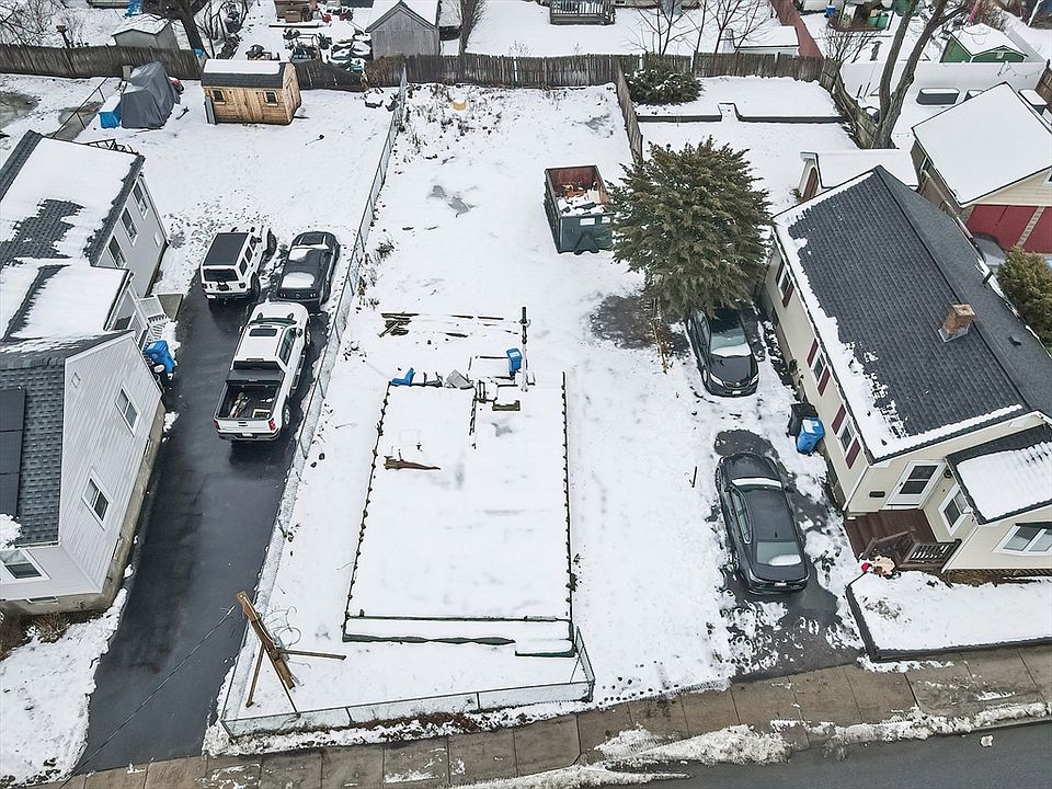 2nd image of 133 Lake St