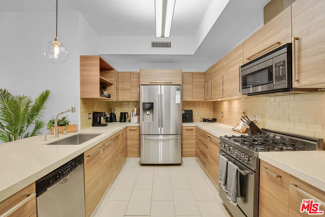 2 bed, 3.5 bath, 1470 sqft, $8,500 — Photo 4