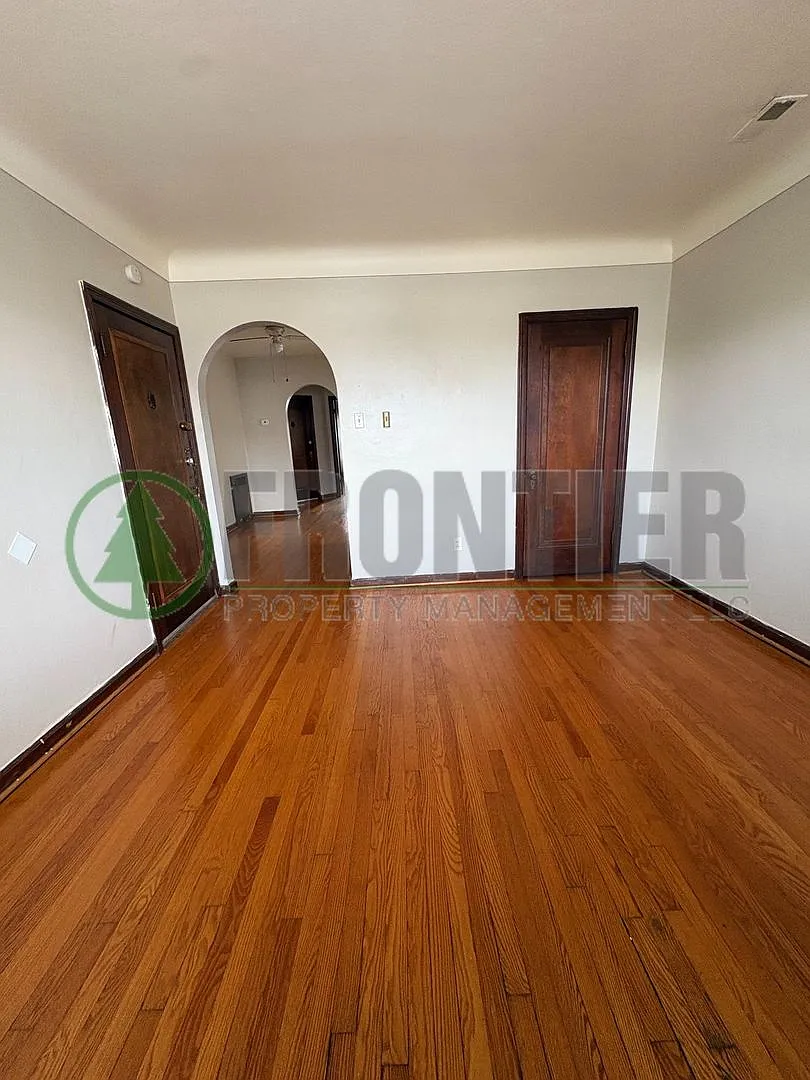 3914-16 Chippewa St — Photo 3