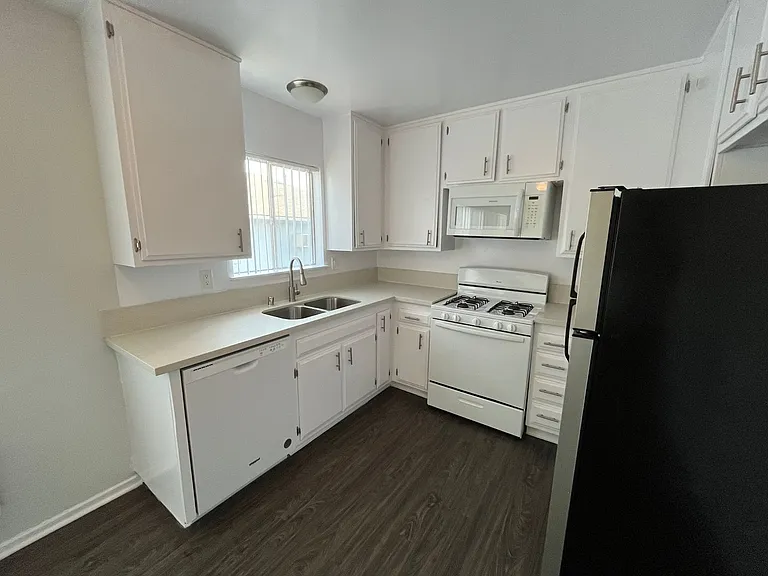 18400 Prairie Street — Photo 73