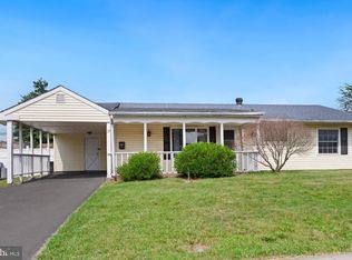 25 Tulip Ln, Levittown, PA