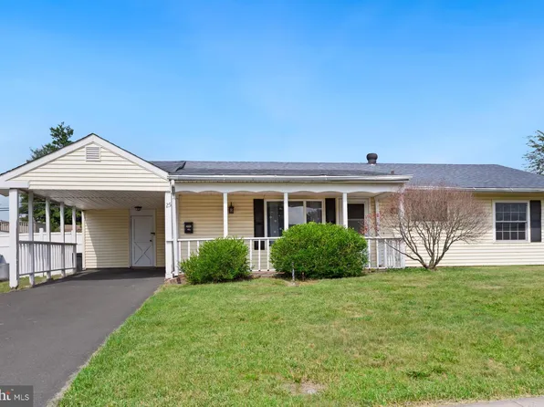 25 Tulip Ln, Levittown, PA 19054