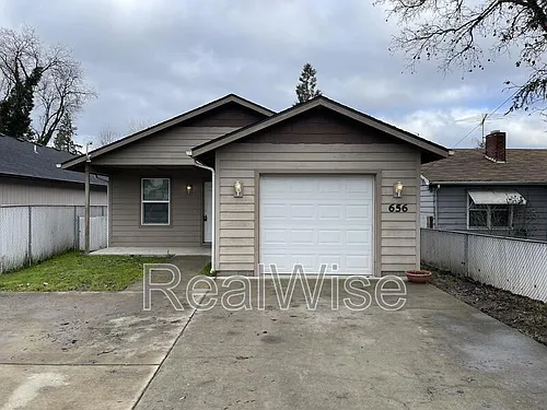 656 E Park St Photo 1