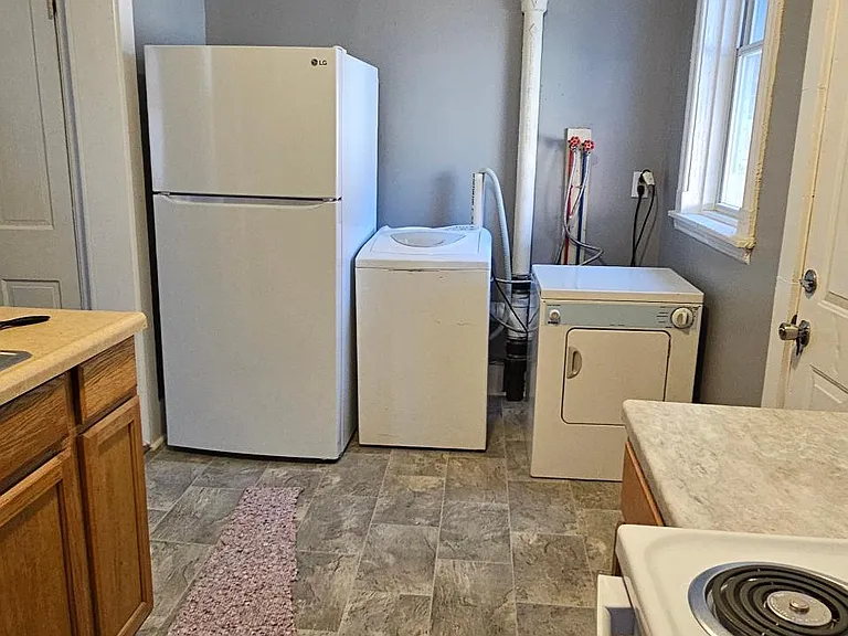 Kitchen w/ washer & dryer