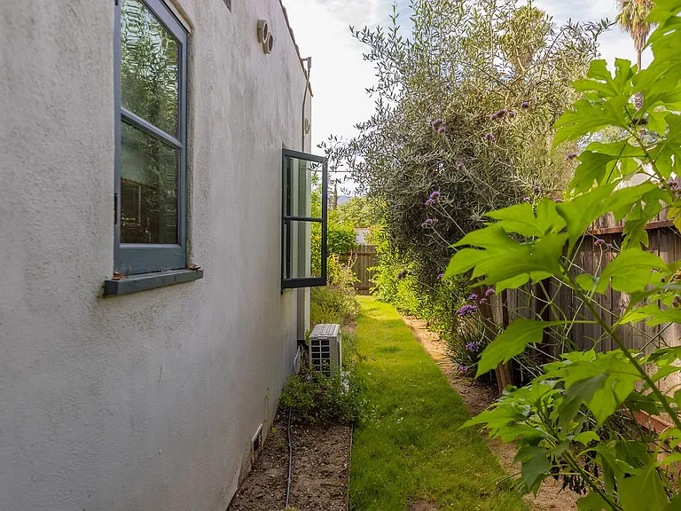 112 E Summer St — Photo 19