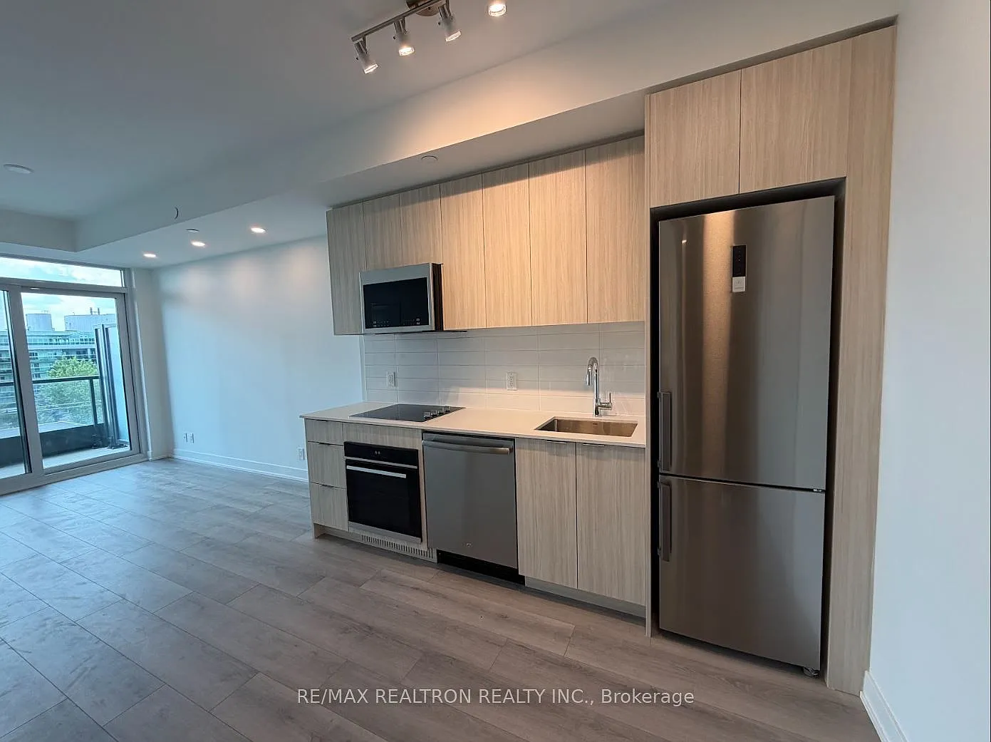 Linea Condos — Photo 2
