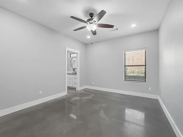 610 E Texas St — Photo 9