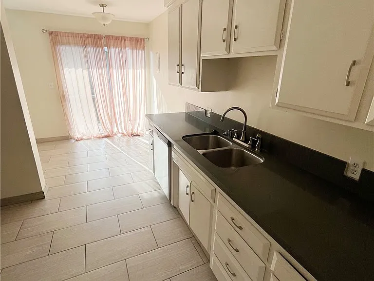 837 S Windsor Blvd #7 — Photo 31