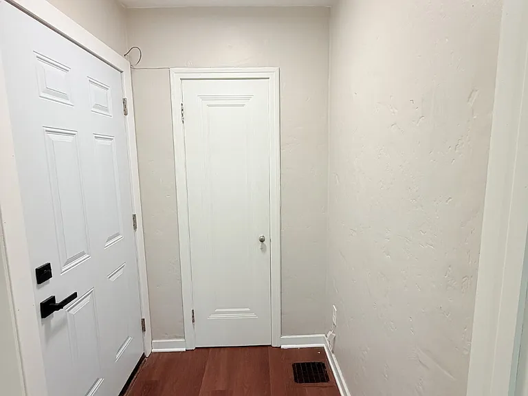936 Owen St — Photo 2