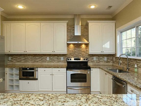 5th image of 210 Lakeshore Dr