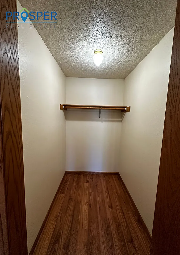 Building Photo - 848 Kari Dr