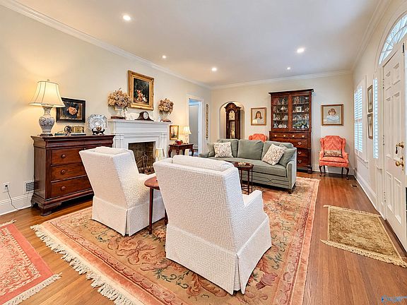 4th image of 1018 Gordon Dr SE