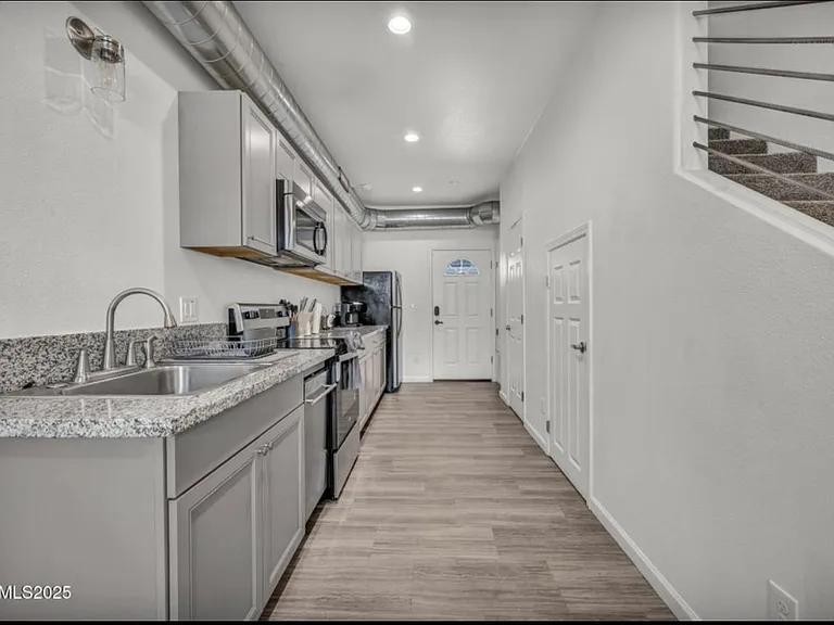 442 E 7th St #2 — Photo 1