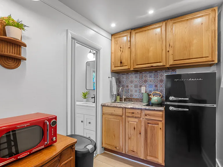 138 E James St #2 — Photo 4