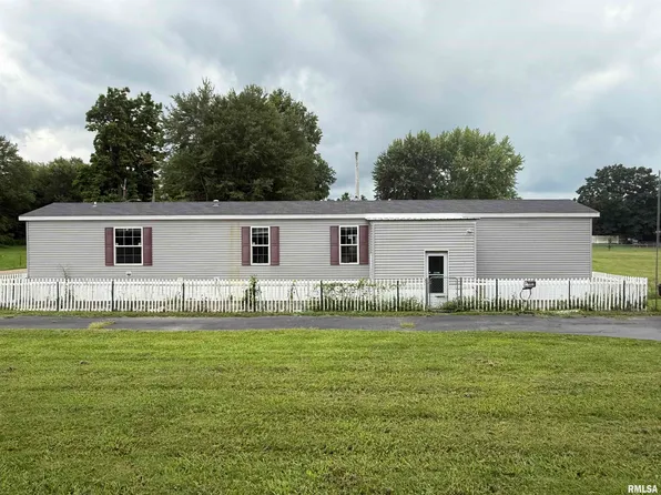 135 S Church St, Plainville, IL 62365