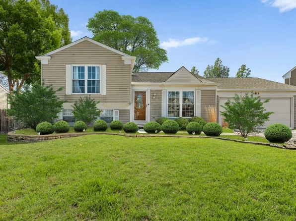 1815 College Green Dr, Elgin, IL 60123