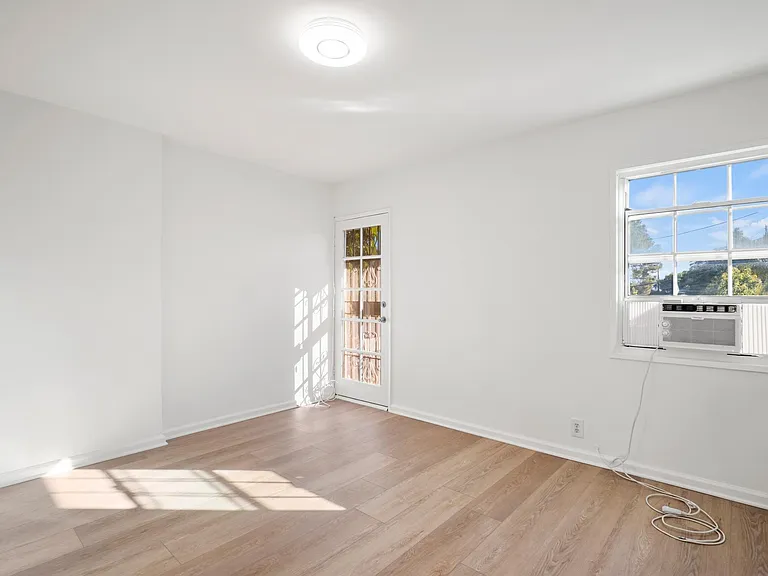 4920 Cahuenga Blvd — Photo 16