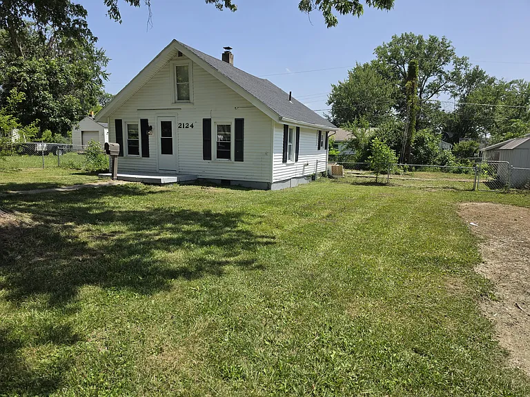 2124 Arthur Ave — Photo 17