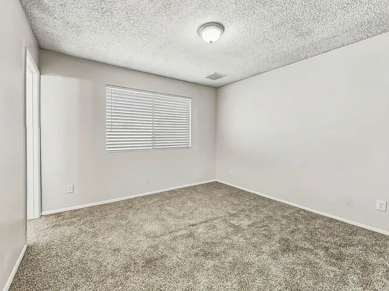 5634 W Hubbell St — Photo 12