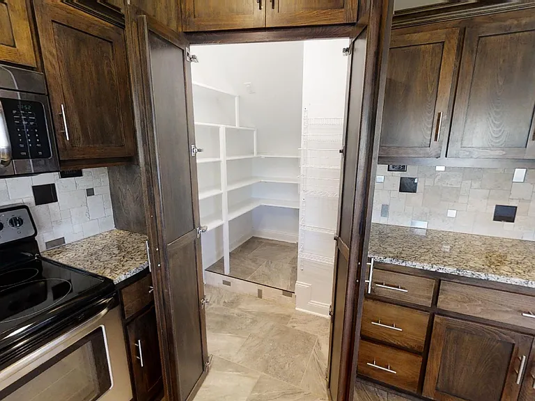 5856 N London Ave — Photo 2