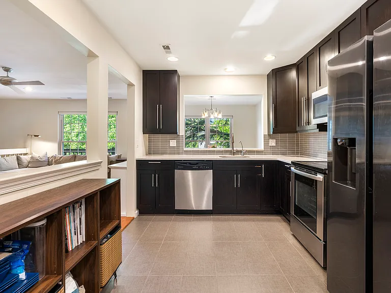 1504 Westgate Dr — Photo 10