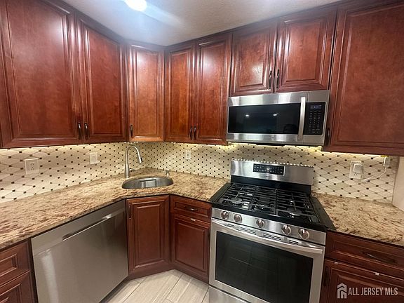 4th image of 73 Goodwin Dr