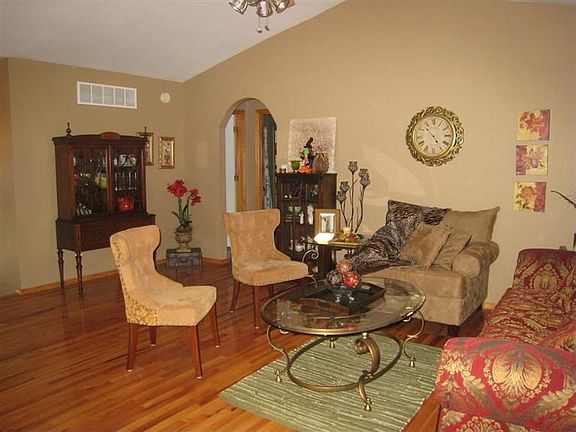 3rd image of 629 Shawn Dr