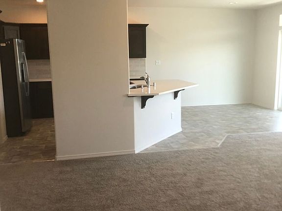 4th image of 749 N Doumit Dr