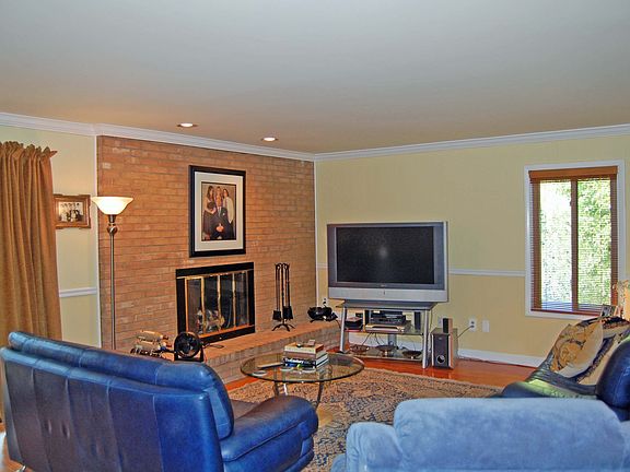 Family Room w/fireplace