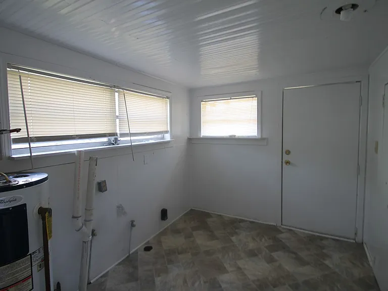 556 Flint St — Photo 14