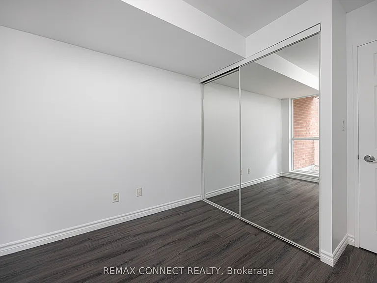 230 King St E #710 — Photo 12