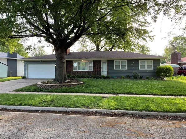 1912 SW Navajo Ln, Topeka, KS 66604