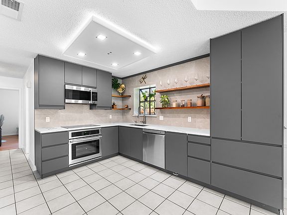 4th image of 100 Carolyn Ln