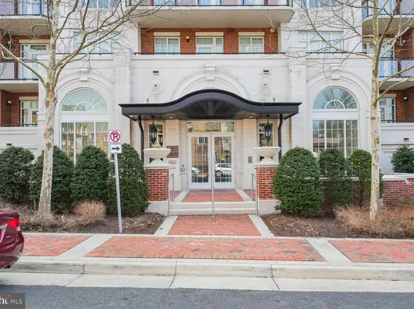 6900 Fleetwood Rd #401, McLean, VA 22101