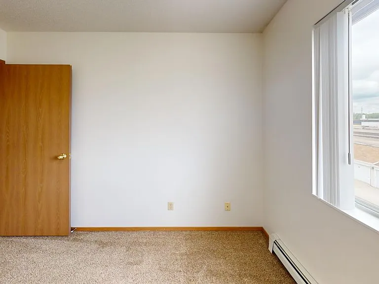 Dakota E & W Apartments — Photo 74