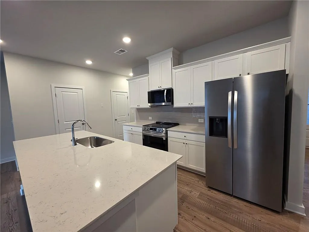 3 bed, 2.5 bath, 2025 sqft, $2,400 — Photo 4