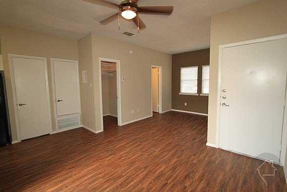 3rd image of 1001 W Stassney Ln