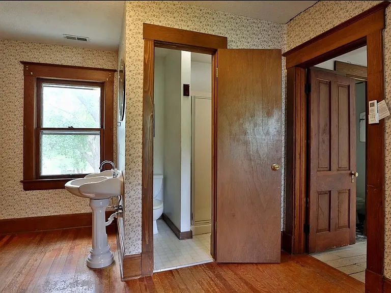 317 E Glenwood St — Photo 10