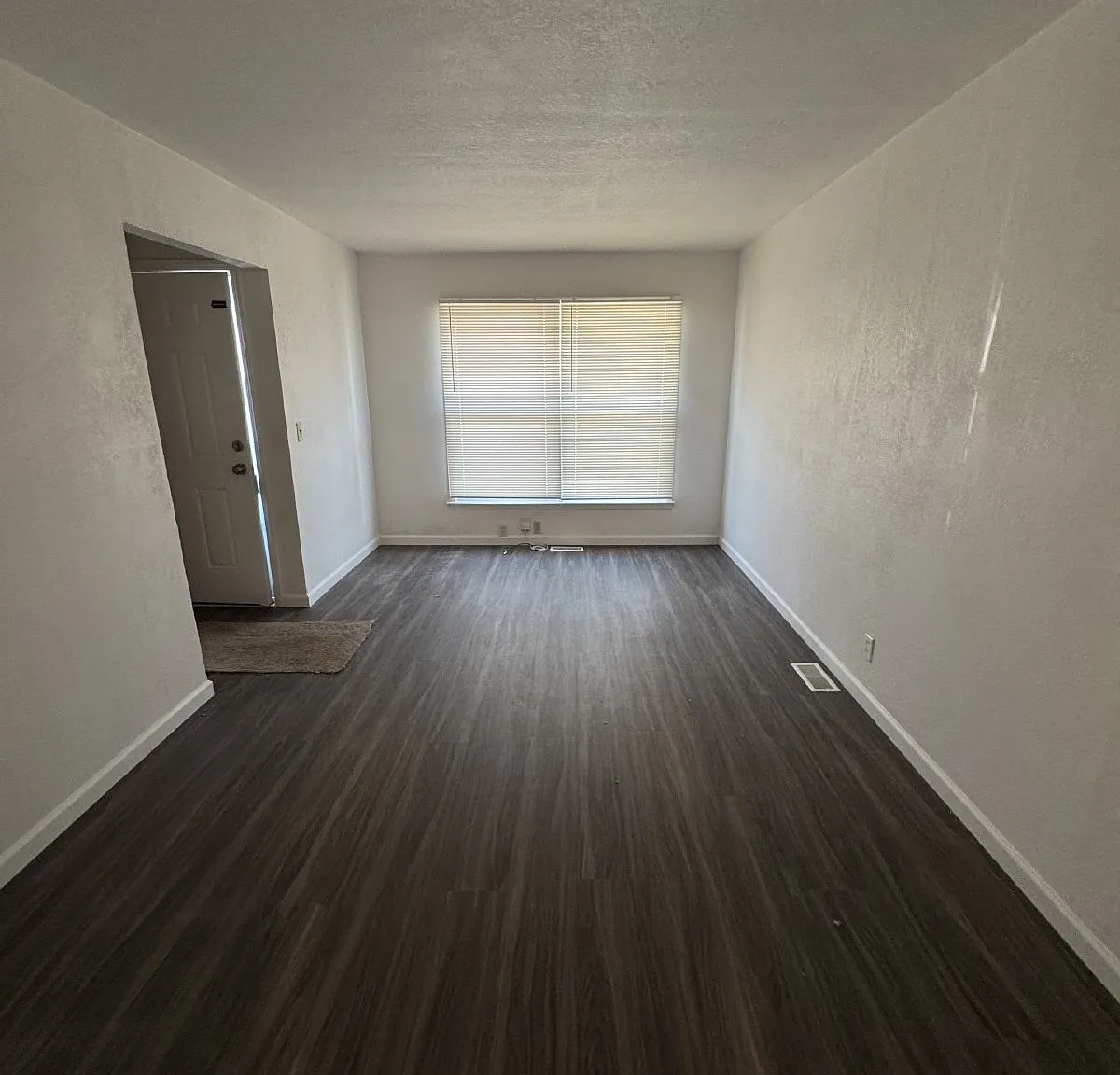 2 bed, 1.0 bath, 727 sqft, $825 — Photo 1