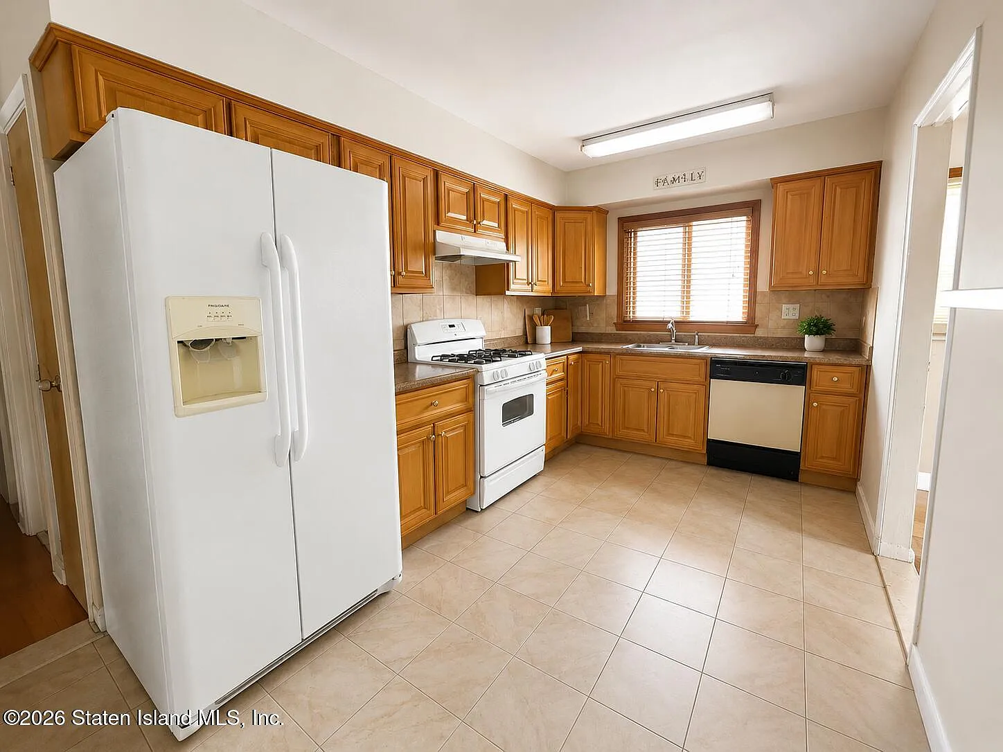 3 bed, 1.5 bath, 4223 sqft, $2,950 — Photo 3