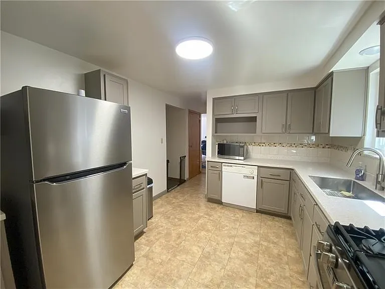 439 Crestview Dr — Photo 10