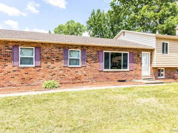 896 Saint James St, Marysville, MI 48040
